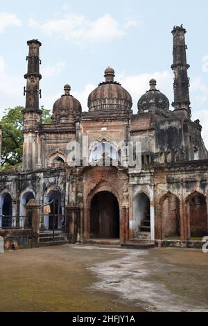 façade of Imambara and Masjid at the British Residency erbaut von Nawab Asaf Ud-Daulah Ende 1700s fertiggestellt von Nawab Saadat Ali Khan, Lucknow, Uttar Stockfoto