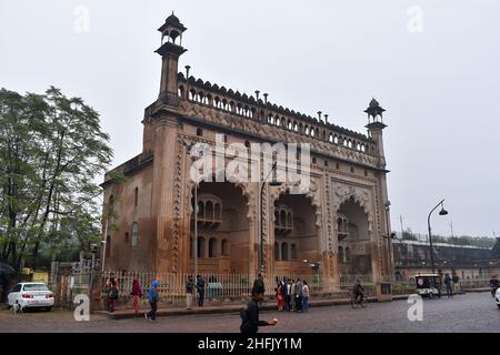 29. Dezember 2021 Lucknow, Uttar Pradesh, Indien. Touristen bei Naubatkhana oder Naqqar khana ein Trommelhaus für Zeremonien verwendet. Gebaut von Nawab of Awad Stockfoto