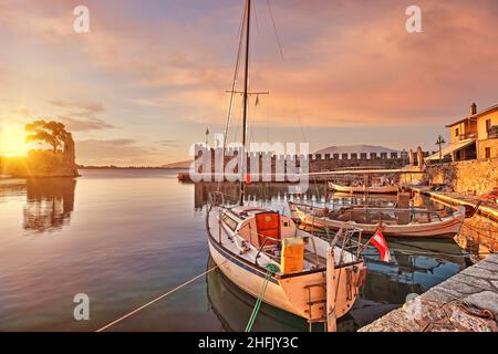 Der Sonnenaufgang am historischen Hafen von Nafpaktos, Griechenland Stockfoto