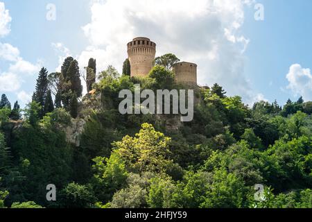 Brisighella, Italien-13. Juli 2019:Blick auf die mittelalterlichen Türme des Dorfes Brisighella an einem sonnigen Tag Stockfoto