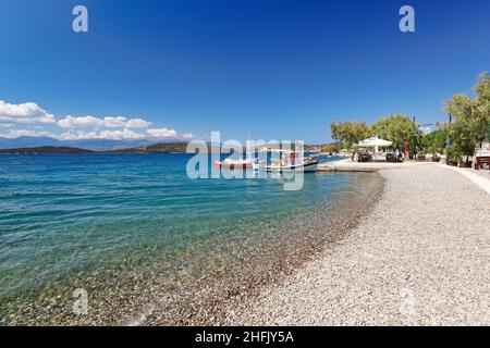 Der Strand von Spilia gegenüber der Insel Trizonia, Griechenland Stockfoto