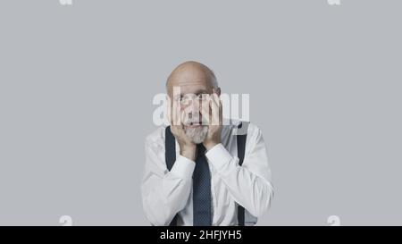 Gestresster verzweifelter Geschäftsmann, der schlechte Nachrichten erhält, ist in Schwierigkeiten Stockfoto