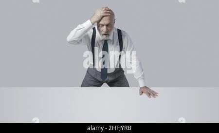 Gestresster verzweifelter Geschäftsmann, der schlechte Nachrichten erhält, ist in Schwierigkeiten Stockfoto