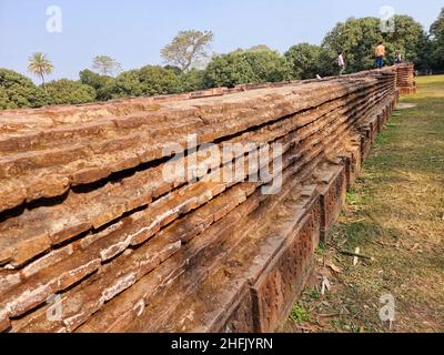 Überreste verschiedener Terrakotta- und Ziegelmoscheen, die im 12th. Bis 16th. Jahrhundert erbaut wurden, finden sich in Naogaon und Chapai Nawabganj, beide Bezirke der Rajshahi-Division. Das moderne Rajshahi liegt in der alten Region von Pundravardhana. Die Gründung der Stadt geht auf das Jahr 1634 zurück, so die epigraphischen Aufzeichnungen im Mausoleum des Sufi-heiligen Schah Makdum. Das Gebiet beherbergte im 18th. Jahrhundert eine holländische Siedlung. Die Gemeinde Rajshahi wurde während des britischen Raj im Jahr 1876 gegründet. Zahlreiche Moscheen wurden während der fünfeinhalb Jahrhunderte muslimischer Herrschaft vor der britischen Kolonialzeit erbaut, b Stockfoto