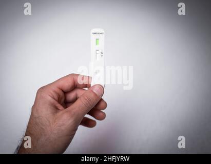 Negativer Covid-Test in der Hand Stockfoto