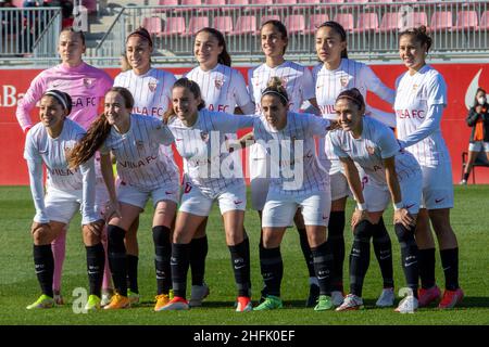 Sevilla, Spanien. 16th Januar 2022. Die Startelf der FC Sevilla Women stehen vor dem Primera Division Femenina-Spiel zwischen den FC Sevilla Women und den FC Valencia Women im Jesus Navas-Stadion in Sevilla. (Foto: Mario Diaz Rasero Kredit: Gonzales Foto/Alamy Live News Stockfoto