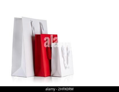 Verschiedene Größen von Urlaub Shopping Geschenktüten auf isolierten weißen Hintergrund. Rote und weiße Farbe Stockfoto