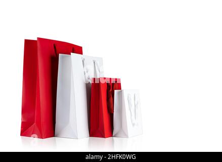 Verschiedene Größen von Urlaub Shopping Geschenktüten auf isolierten weißen Hintergrund. Stockfoto