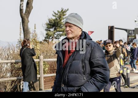 11. März 2018-Seoul, Südkorea-Jean Mari Le Clzio und seine Reisefreunde besuchen den Namsan Mountain Park and Tower in Seoul, Südkorea. Stockfoto