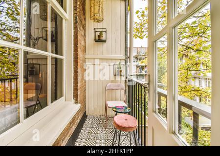 Schöner langer, enger Balkon mit Metallgeländern Stockfoto