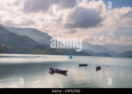 Landschaftlich reizvolle Landschaft mit Booten auf dem Bergsee Phewa, Pokhara, Nepal Stockfoto