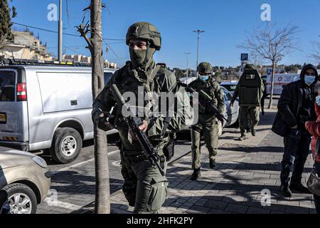 Jerusalem, Israel. 17th Januar 2022. Israelische Truppen bereiten sich auf die Räumung eines Wohnausbaus im Ost-Jerusalemer Stadtteil Sheikh Jarrah vor. Die Stadtverwaltung von Jerusalem hat das Land, auf dem das Familienhaus gebaut wird, enteignet, um eine Schule zu bauen. Quelle: Ilia Yefimovich/dpa/Alamy Live News Stockfoto