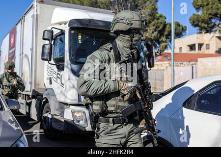 Jerusalem, Israel. 17th Januar 2022. Israelische Truppen bereiten sich auf die Räumung eines Wohnausbaus im Ost-Jerusalemer Stadtteil Sheikh Jarrah vor. Die Stadtverwaltung von Jerusalem hat das Land, auf dem das Familienhaus gebaut wird, enteignet, um eine Schule zu bauen. Quelle: Ilia Yefimovich/dpa/Alamy Live News Stockfoto
