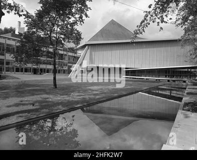 Commonwealth Institute, Kensington High Street, Kensington, London, 03/10/1962. Ein Blick auf das Commonwealth Institute mit der Ausstellungshalle spiegelt sich im Zierteich vor dem Haus wider. Laing baute das Commonwealth Institute zwischen Oktober 1960 und Oktober 1962, um das ehemalige Imperial Institute zu ersetzen, das abgerissen werden sollte, um Platz für neue Einrichtungen am Imperial College zu schaffen. Das Gebäude bestand aus einem vierstöckigen Verwaltungsblock mit Bibliothek, Restaurant, Sitzungssaal und Konferenzsaal sowie einem separaten zweistöckigen Block mit einem Kino mit einer Kunstgalerie darüber, aber dem Schwerpunkt o Stockfoto