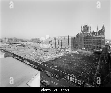 British Library, Euston Road, St Pancras, Camden, London, 26/10/1984. Eine allgemeine Ansicht der Bauarbeiten am Standort der British Library, mit Blick nach Norden in Richtung St. Pancras Station. Die Spitzen, sind sichtbar, von einigen der 119 Stahlsäulen, die 25m in den Boden eindringen und jede der vier Kellerebenen unterstützen, während sie schrittweise aufgebaut und von der Oberfläche nach unten ausgegraben werden. Stockfoto