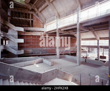 British Library, Euston Road, St Pancras, Camden, London, 16/05/1988. Die große Eingangshalle des Gebäudes der British Library während der Bauarbeiten, mit Blick auf den Ostflügel des Komplexes. Stockfoto