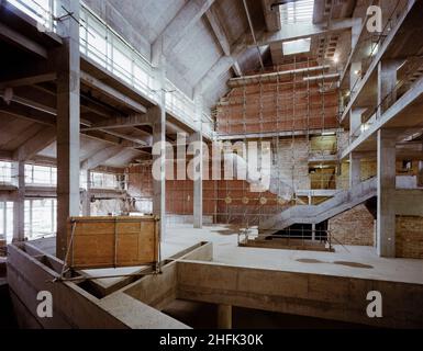 British Library, Euston Road, St Pancras, Camden, London, 11/07/1988. Die große Eingangshalle des Gebäudes der British Library während der Bauarbeiten, mit Blick auf den Westflügel des Komplexes. Stockfoto