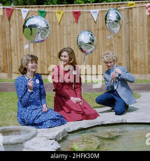 Four Limes, Wheathampstead, St. Albans, Hertfordshire, 07/05/1986. Drei junge Menschen mit Ballons knien bei der offiziellen Eröffnung neben dem Teich im Gemeinschaftsgarten des Seniorenresorts Four Limes. Laing kündigte im Juni 1985 den Vertrag über den Bau von 44 ein- und zwei-Zimmer-Wohnungen und 6 Bungalows mit zwei Schlafzimmern an, und der Seniorenkomplex wurde durch die offizielle Eröffnung durch die Königin-Mutter im Mai 1986 weitgehend abgeschlossen. Eines der Häuser in dem Komplex war das 3-millionste, das unter der Schirmherrschaft des National House Building Council mit 10 Jahren Garantie in 50th Jahren gebaut wurde. A la Stockfoto