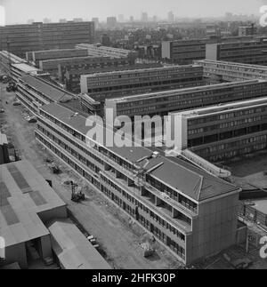 Aylesbury Estate, Walworth, Southwark, London, 07/09/1976. Blick über flache Wohnblöcke und Maisonetten während der Richtungszeremonie des Vertrags von Southwark Whites auf dem Aylesbury Estate. Der Southwark Whites-Vertrag wurde von der Region South London in Laing durchgeführt. In einem Artikel, der im Oktober 1976 in Laings monatlichem Newsletter „Team Spirit“ veröffentlicht wurde, wird die Website als die letzte Wohnsiedlung beschrieben, die von Laing im Rahmen der 10-jährigen Sanierung des Aylesbury Estate gebaut wurde. Es sollte auch die letzte Wohnsiedlung sein, die nach dem Jespersen-Schema von 12M als John Lai gebaut wurde Stockfoto