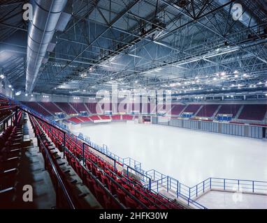 National Indoor Arena, King Edwards Road, Birmingham, 26/07/1991. Eine Innenansicht der fertig gestellten National Indoor Arena in Birmingham, aufgenommen von den abgestuften Zuschauersitzen. Der &#XA3;50m Design and Construct-Auftrag für die National Indoor Arena (NIA) wurde im Januar 1989 von der Stadtverwaltung von Birmingham an die Laing Midlands Division vergeben. Es wurde am 4th. Oktober 1991 von Athlet Linford Christie offiziell eröffnet. Zum Zeitpunkt der Eröffnung war es die größte Hallenarena in Großbritannien und hatte eine Kapazität von etwa 12.000 Zuschauern. Die Arena wurde im Laufe ihres ganzen Jahres mehrfach umbenannt Stockfoto