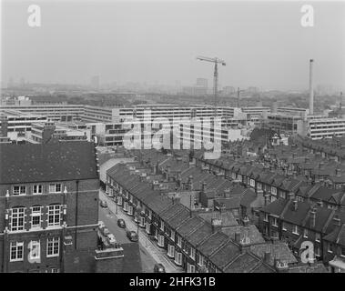 Aylesbury Estate, Walworth, Southwark, London, 01/07/1969. Ein Panoramablick aus dem Nordwesten, der das Aylesbury Estate während der Bauarbeiten zeigt. Die südliche Region von Laing begann 1967 mit dem Bau des Aylesbury Estate. Zu dieser Zeit war es das größte industrialisierte Wohnungsbauprojekt, das jemals von einem Londoner Stadtteil durchgeführt wurde, und es stellte Wohnungen für mehr als 7000 Personen bereit, bestehend aus flachen und hohen linearen Blöcken mit vier bis vierzehn Stockwerken, die Wohnungen und Maisonetten enthalten und nach dem 12M Jespersen-System gebaut wurden. Das Foto wurde möglicherweise von der Spitze des Turmblocks Studland an der Anschlussklemme aufgenommen Stockfoto