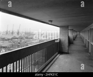 Alice Shepherd House, Manchester Road, Isle of Dogs, Tower Hamlets, London, 02/02/1970. Ein Blick vom Balkon mit Zugang in einem mehrstöckigen Gebäude mit „Sectra“-Wohnungen im Alice Shepherd House, mit Blick auf Londons Hafengebiet. Dieser 10-stöckige Block von Sectra-Wohnungen wurde von Laing für den Londoner Stadtteil Tower Hamlets gebaut. Der Vertrag begann im November 1968 und wurde Anfang 1970 abgeschlossen und wurde von Laing als Satellite 1 bezeichnet, da er als Verlängerung des Vertrags zum Bau von Sectra-Wohnungen an der Lefevre Road angesehen wurde. Der Block wurde mit Zugangsbalkons, einem gemauerten Aufzugsturm, bui gebaut Stockfoto