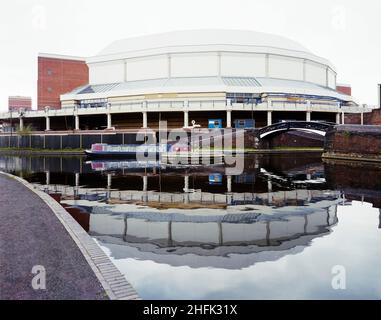 National Indoor Arena, King Edwards Road, Birmingham, 01/05/1991. Blick nach Nordwesten über den Kanal in Richtung National Indoor Arena in Birmingham. Der &#XA3;50m Design and Construct-Auftrag für die National Indoor Arena (NIA) wurde im Januar 1989 von der Stadtverwaltung von Birmingham an die Laing Midlands Division vergeben. Es wurde am 4th. Oktober 1991 von Athlet Linford Christie offiziell eröffnet. Zum Zeitpunkt der Eröffnung war es die größte Hallenarena in Großbritannien und hatte eine Kapazität von etwa 12.000 Zuschauern. Die Arena wurde im Laufe ihrer Geschichte mehrmals umbenannt. Ursprünglich die Stockfoto