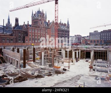 British Library, Euston Road, St Pancras, Camden, London, 12/06/1986. Eine allgemeine Ansicht des Baus auf dem Gelände der British Library wird eine Holzschalung zur Vorbereitung auf einen Betonguss errichtet, um Wände und Säulen zu schaffen. Stockfoto