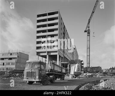 Aylesbury Estate, Walworth, Southwark, London, 06/10/1969. Ein LKW, der Betonfertigteile aus Laings Werk in Andover an einen Wohnblock auf dem Aylesbury Estate liefert, der mit dem 12M Jespersen-System gebaut wurde. Im Jahr 1963 kauften John Laing und Son Ltd die Rechte an dem dänischen industrialisierten Bausystem für Wohnungen, die als Jespersen (manchmal auch als Jesperson bezeichnet) bekannt sind. Das Unternehmen baute Fabriken in Schottland, Hampshire und Lancashire, in denen Jespersen Fertigteile und Betonfertigteile produzierte, wodurch der Wohnungsbau rationalisiert werden konnte und Zeit und Geld eingespart wurde. Laing ist so Stockfoto