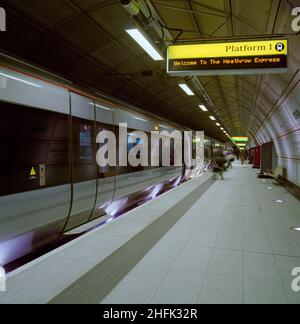 Flughafen Heathrow, Heathrow, Hillingdon, London, 29/07/1998. Passagiere, die am Bahnsteig 1 der Heathrow Express-Verbindung in einen Zug steigen. Die Bahnverbindung des Heathrow Express war eine Investition der britischen Flughafenbehörde in Höhe von#XA3 350m, die darauf abzielte, den Anteil der Passagiere, die mit öffentlichen Verkehrsmitteln zum Flughafen Heathrow reisen, von 34 % auf 50 % zu erhöhen. Es wurde zwischen 1995 und 1998 erbaut und befördert bis 2001 täglich 14.000 Passagiere, die schätzungsweise 3.000 Autos von den Straßen nehmen, um die Verkehrsstaus zu verbessern. Hochgeschwindigkeitszüge, die alle 15min fahren, fahren 15min vom Bahnhof Paddington Station ab. Balfour Stockfoto