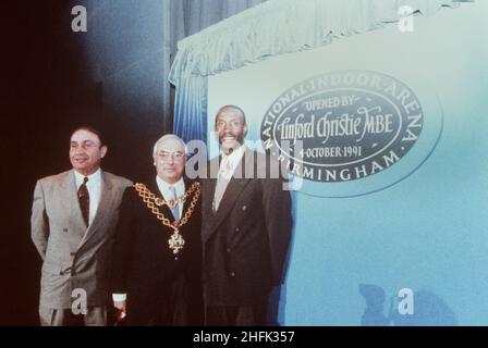 National Indoor Arena, King Edwards Road, Birmingham, 04/10/1991. Der Athlet Linford Christie, der Oberbürgermeister von Birmingham und ein dritter Mann posierten bei der offiziellen Eröffnung der National Indoor Arena in Birmingham neben einer Gedenktafel. I/N wird neben diesem Bild in Laings Negativregister aufgezeichnet, was bedeutet, dass es sich um ein Internegativ handelt. Es scheint im November 1991 vom Original kopiert worden zu sein. Der &#XA3;50m Design and Construct-Auftrag für die National Indoor Arena (NIA) wurde im Januar 1989 von der Stadtverwaltung von Birmingham an die Laing Midlands Division vergeben. Es war offiziell in Betrieb Stockfoto