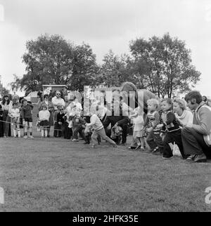 Laing Sports Ground, Rowley Lane, Elstree, Barnett, London, 16/06/1979. Kleine Kinder verlassen die Startlinie eines Laufrennens, ermutigt von den Eltern, während des jährlichen Laing Gala Day. Stockfoto