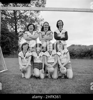 Laing Sports Ground, Rowley Lane, Elstree, Barnett, London, 18/06/1977. Eine ganz weibliche Fußballmannschaft, die beim jährlichen Laing Gala Day am Sechserkampf teilnimmt, posierte unter den Torpfosten für ein Gruppenfoto. Stockfoto