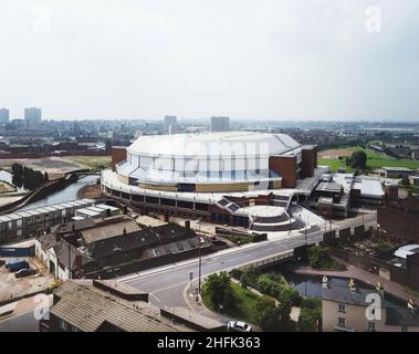 National Indoor Arena, King Edwards Road, Birmingham, 26/07/1991. Ein erhöhter Blick auf die National Indoor Arena in Birmingham und seine Umgebung, vom Galton Tower nach Osten. Der &#XA3;50m Design and Construct-Auftrag für die National Indoor Arena (NIA) wurde im Januar 1989 von der Stadtverwaltung von Birmingham an die Laing Midlands Division vergeben. Es wurde am 4th. Oktober 1991 von Athlet Linford Christie offiziell eröffnet. Zum Zeitpunkt der Eröffnung war es die größte Hallenarena in Großbritannien und hatte eine Kapazität von etwa 12.000 Zuschauern. Die Arena wurde im Laufe von i mehrmals umbenannt Stockfoto