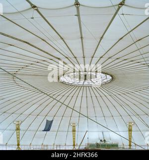 Millennium Dome, Drawdock Road, Greenwich, London, 28/01/1999. Ein Blick über die gesamte Spannweite des Millennium Dome vom erhöhten Laufsteg, der die gesamte Struktur umschließt, zugänglich von einem der Pylons. Stockfoto