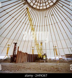 Millennium Dome, Drawdock Road, Greenwich, London, 28/07/1998. Eine Innenansicht des Millennium Dome. Zeigt die frühen Bauphasen der zentralen Leistungsarena, in der Teile von Blechstapeln in den Boden getrieben werden. Das Theater, ein Joint Venture zwischen Laing und McAlpine, hätte eine Kapazität von 11.000 Sitzen mit "variabler Geometrie", die es ermöglichen, sie nach oben und nach innen in Richtung der zentralen Bühne zu bewegen. Stockfoto