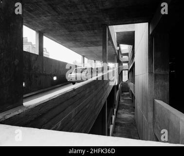 Minories Car Park, 1 Shorter Street, City of London, 23/12/1969. Ein Ford Cortina fährt die Zufahrtsrampe zum ersten Stock des Minories Car Park hoch. Stockfoto