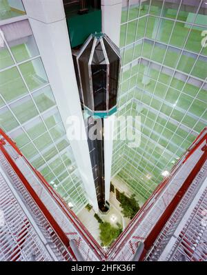 Green Park House, Poplar Walk, Croydon, London, 21/03/1985. Blick von einer Gantry hinunter zum Eingangsatrium in den Prudential-Büros im Green Park House und zeigt seinen Wandkletterlift im obersten Stockwerk. Dieses Foto erschien in der Juni 1985 Ausgabe von Team Spirit, dem Laing Firmennewsletter, verwendet in einer Geschichte über die offizielle Eröffnung des Gebäudes am 21st. Juni 1985. Stockfoto