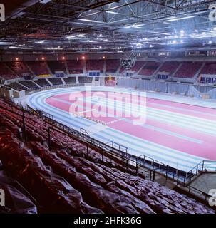 National Indoor Arena, King Edwards Road, Birmingham, c Juli 1991. Eine Innenansicht der National Indoor Arena in Birmingham, die kurz vor ihrer Fertigstellung steht, mit der Spur im Veranstaltungsraum. Das Negativregister besagt, dass dieses Bild von Laings Midland Region bereitgestellt wurde. I/N wird ebenfalls neben dem Bild aufgezeichnet, was bedeutet, dass es sich um ein Internegativ handelt. Es scheint im Juli 1990 vom Original kopiert worden zu sein und wurde wahrscheinlich nicht lange vor diesem Datum genommen. Der &#XA3;50m Design and Construct-Auftrag für die National Indoor Arena (NIA) wurde von BIRM an die Laing Midlands Division vergeben Stockfoto