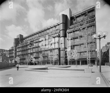 1 Finsbury Avenue, Broadgate, City of London, 03/09/1984. Das neu fertiggestellte Bürogebäude an der 1 Finsbury Avenue mit einer gepflasterten und gepflegten Halle davor. Der Komplex der Finsbury Avenue war eine spekulative Büroentwicklung in drei Phasen durch Rosehaugh Greycoat Estates in Erwartung der Deregulierung der Finanzmärkte im Jahr 1986. Es zielte darauf ab, potenzielle Mieter der Finanzdienstleistungsbranche durch hochwertiges Design und Konstruktion in ein Randgebiet am Stadtrand zu locken. Entworfen von Peter Foggo von Arup Associates, sicherte sich Laing den Managementvertrag für das Konstrukt Stockfoto