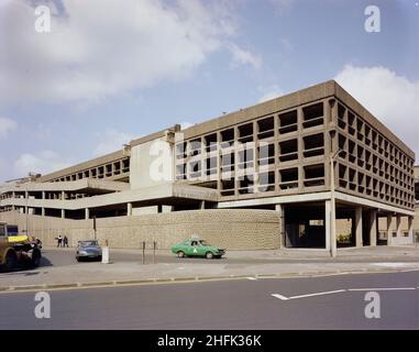 Minories Car Park, 1 Shorter Street, City of London, 01/04/1976. Minories Car Park aus dem Südosten. Laing baute den Minories Car Park zwischen Juli 1968 und Dezember 1969. Es war der neunte von vierzehn großen Off-Street-Parkplätzen, die von der City of London im Jahr 1950s geplant wurden und fertiggestellt werden sollen. Flint für die freiliegenden Aggregat-Fertigspandrel-Paneele wurde sorgfältig ausgewählt, um eine einheitliche Farbe und eine strukturierte Oberfläche zu erhalten. Hemlock-Bretter wurden verwendet, um den freiliegenden in-situ-Gussbetonwänden eine strukturierte Oberfläche zu verleihen, die von der Queen Elizabeth Hall am Südufer inspiriert wurde. Das gehämmerte Finish auf dem geriffelten con Stockfoto