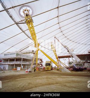 Millennium Dome, Drawdock Road, Greenwich, London, 28/01/1999. Ein Sattelschlepper, der durch die Beine einer der Quadrapoden zu den Pylonen fährt, die die Dachkonstruktion am Millennium Dome stützen. Stockfoto