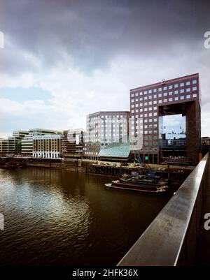 London Bridge City, Southwark, Greater London Authority, 01/04/1986. Blick nach Südosten in Richtung London Bridge City Complex mit der Nummer 1 London Bridge auf der rechten Seite. Verschiedene Gebäude in diesem Komplex aus Büros, Wohnungen und Geschäften in der Tooley Street in London Bridge City wurden von Laing Management Contracting für die St Martins Group gebaut, die das ehemalige Hay's Wharf-Gelände am Südufer der Themse neu entwickelte. Die Sanierung des Standorts erfolgte über 2 1/2 Jahre zwischen 1985-1988 und umfasste die No. 1 London Bridge, Cottons, Hays Gallerie und 29-33 Tooley Street. Damals war es Th Stockfoto