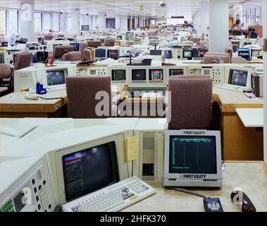 1 Finsbury Avenue, Broadgate, City of London, 22/05/1988. Die Großraumbüros einer Börsenmakler-Firma in der 1 Finsbury Avenue, jeder Schalter hat eine Bank von Computerterminals, um die Märkte zu verfolgen. Der Komplex der Finsbury Avenue war eine spekulative Büroentwicklung in drei Phasen durch Rosehaugh Greycoat Estates in Erwartung der Deregulierung der Finanzmärkte im Jahr 1986. Es zielte darauf ab, potenzielle Mieter der Finanzdienstleistungsbranche durch hochwertiges Design und Konstruktion in ein Randgebiet am Stadtrand zu locken. Entworfen von Peter Foggo von Arup Associates, sicherte sich Laing das Management Stockfoto