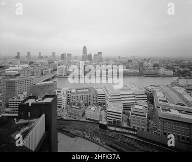 London Bridge City, Southwark, Greater London Authority, 05/11/1986. Ein Panoramablick auf die City of London von Southwark aus mit dem London Bridge City Komplex und der Themse im Vordergrund. Verschiedene Gebäude in diesem Komplex aus Büros, Wohnungen und Geschäften in der Tooley Street in London Bridge City wurden von Laing Management Contracting für die St Martins Group gebaut, die das ehemalige Hay's Wharf-Gelände am Südufer der Themse neu entwickelte. Die Sanierung dieses Gebiets erfolgte über 2 1/2 Jahre zwischen 1985-1988 und umfasste die No.1 London Bridge, Cottons, Hay's Gallerie und 29-33 T Stockfoto