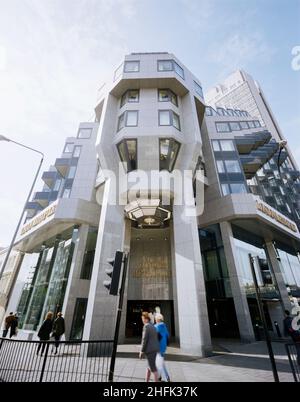 London Metropole Hotel, Edgware Road, City of Westminster, London, 19/03/1992. Blick vom Straßenlevel auf den Eckeingang des fertiggestellten Erweiterungsbaus zum Metropole Hotel, London. Stockfoto