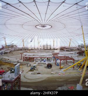 Millennium Dome, Drawdock Road, Greenwich, London, 28/01/1999. Eine erhöhte Ansicht der Bauarbeiten auf der zentralen Leistungsarena im Millennium Dome. Stockfoto