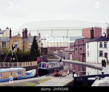 National Indoor Arena, King Edwards Road, Birmingham, 01/05/1991. Blick von Cambrian Wharf nach Südwesten auf die National Indoor Arena in Birmingham, die sich in der Endphase der Bauarbeiten befindet. Der &#XA3;50m Design and Construct-Auftrag für die National Indoor Arena (NIA) wurde im Januar 1989 von der Stadtverwaltung von Birmingham an die Laing Midlands Division vergeben. Es wurde am 4th. Oktober 1991 von Athlet Linford Christie offiziell eröffnet. Zum Zeitpunkt der Eröffnung war es die größte Hallenarena in Großbritannien und hatte eine Kapazität von etwa 12.000 Zuschauern. Die Arena wurde in Multi umbenannt Stockfoto