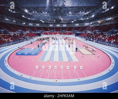 National Indoor Arena, King Edwards Road, Birmingham, 02/11/1992. Eine Innenansicht der National Indoor Arena in Birmingham zeigt sie im Einsatz mit dem Track down. Der &#XA3;50m Design and Construct-Auftrag für die National Indoor Arena (NIA) wurde im Januar 1989 von der Stadtverwaltung von Birmingham an die Laing Midlands Division vergeben. Es wurde am 4th. Oktober 1991 von Athlet Linford Christie offiziell eröffnet. Zum Zeitpunkt der Eröffnung war es die größte Hallenarena in Großbritannien und hatte eine Kapazität von etwa 12.000 Zuschauern. Die Arena wurde im Laufe ihrer Geschichte mehrmals umbenannt. Original Stockfoto