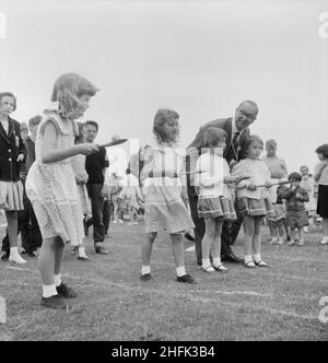 Laing Sports Ground, Rowley Lane, Elstree, Barnett, London, 17/06/1961. Vier junge Mädchen standen am Start eines Ei- und Löffelrennens während eines Laing-Sporttages in Elstree an. Dieses Bild wurde im Juli 1961 in Laings monatlichem Newsletter „Team Spirit“ veröffentlicht. Stockfoto